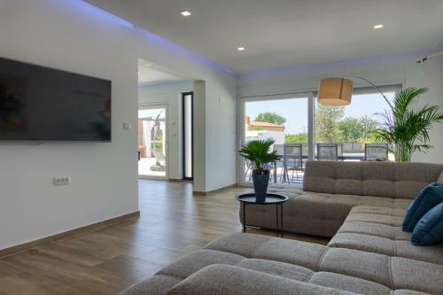 New Luxury Villa With Heated Pool