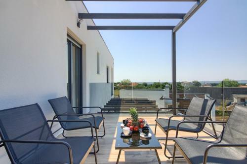 New Luxury Villa With Heated Pool