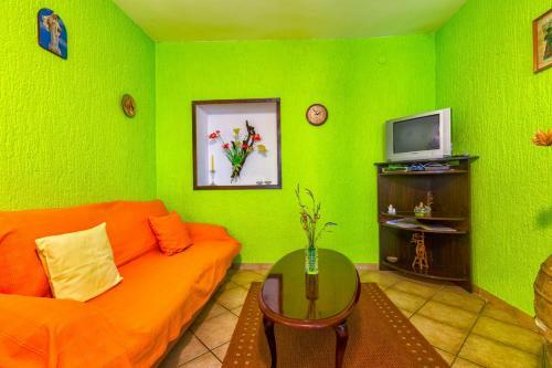 Hostal Apartments Nona, Mihola??ica