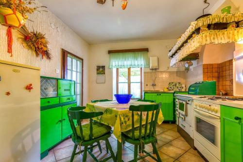Hostal Apartments Nona, Mihola??ica