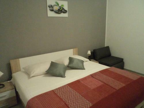 Apartments With A Parking Space Lopar, Rab - 17436
