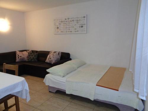 Apartments With A Parking Space Lopar, Rab - 17103
