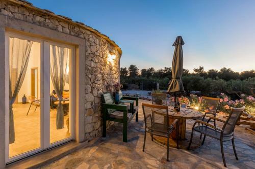 Island Getaway - Heritage House