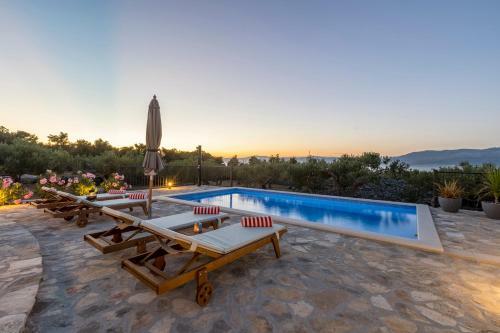 Island Getaway - Heritage House