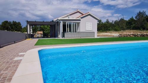 Nane Garden House With Pool