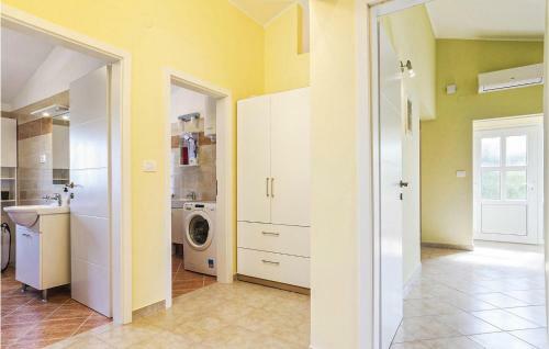 Stunning Apartment In Muntic With 3 Bedrooms