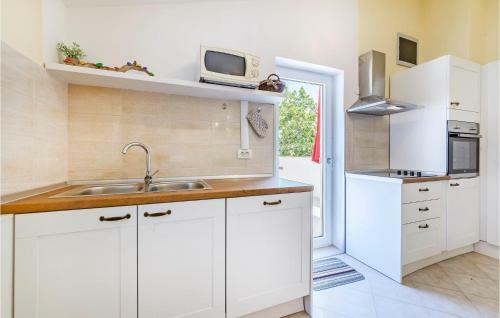 Stunning Apartment In Muntic With 3 Bedrooms