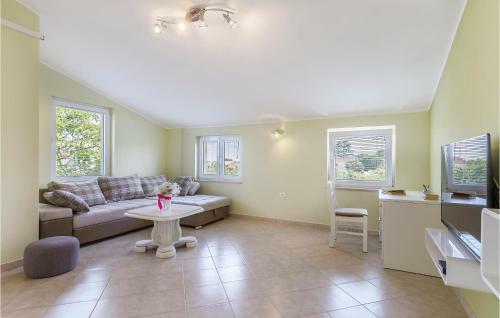Stunning Apartment In Muntic With 3 Bedrooms