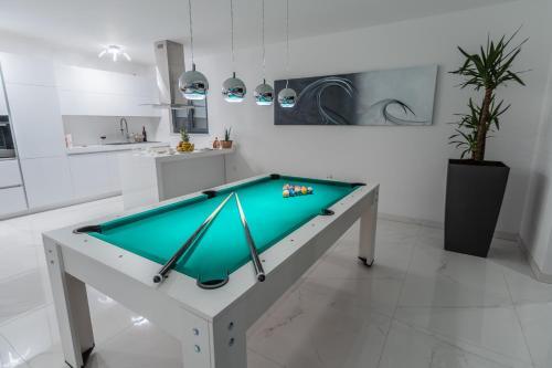 Villa Holiday Home The Boat With Rooftop Pool