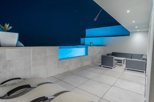 Villa Holiday Home The Boat With Rooftop Pool