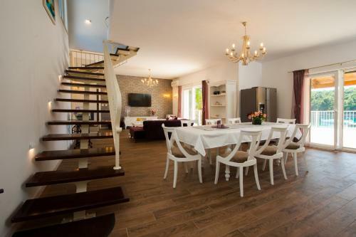 Luxury Villa Kate With Heated Pool