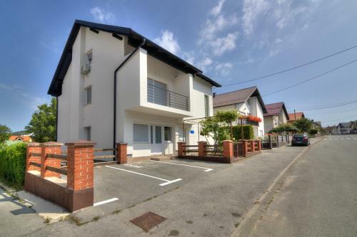 Apartamentos House Smol?i?