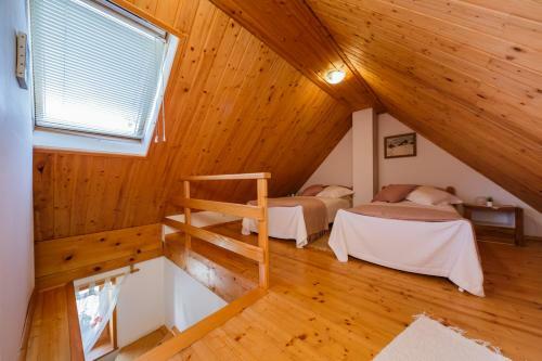 Beautiful Cottage With Heated Pool For 16 Ppl