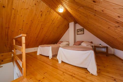 Beautiful Cottage With Heated Pool For 16 Ppl