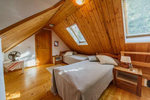 Beautiful Cottage With Heated Pool For 16 Ppl
