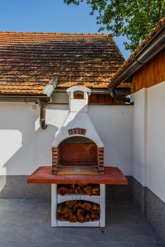 Beautiful Cottage With Heated Pool For 16 Ppl