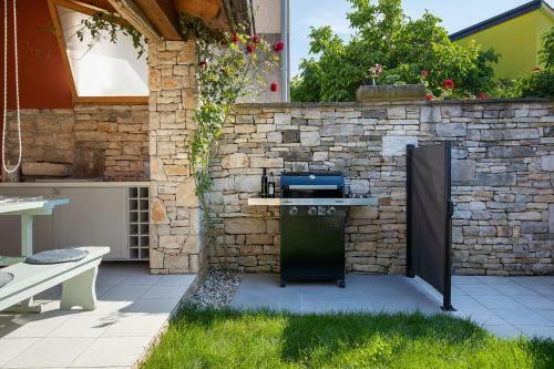 Poiai Stonehouse With Jacuzzi