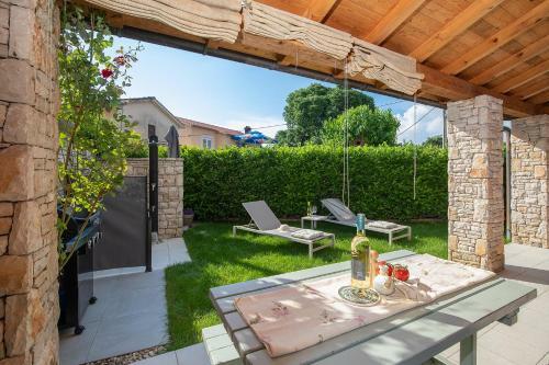 Poiai Stonehouse With Jacuzzi