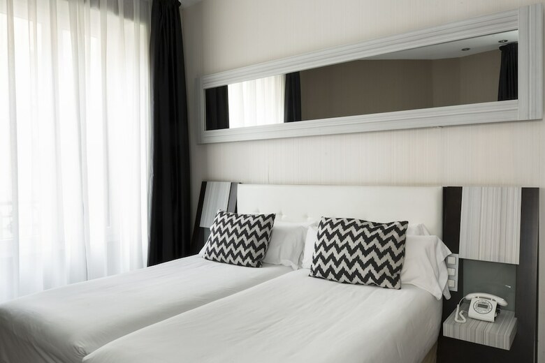 Hotel Petit Palace Triball