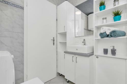 Kira Apartment