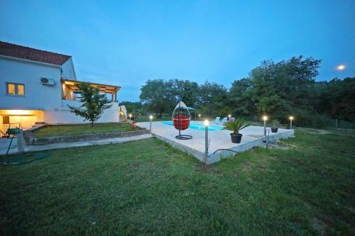 Holiday House With Heated Pool In A Rural Setting