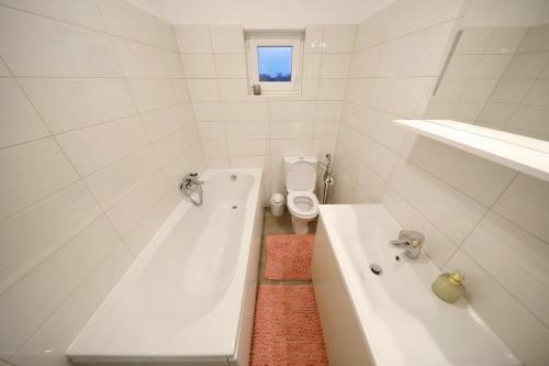 Holiday House With Heated Pool In A Rural Setting