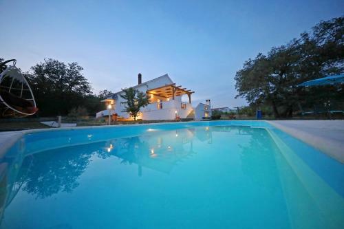 Holiday House With Heated Pool In A Rural Setting