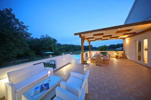 Holiday House With Heated Pool In A Rural Setting