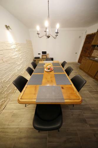 Holiday House With Heated Pool In A Rural Setting