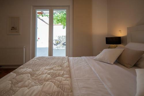 New! Luxury Garden Apartment