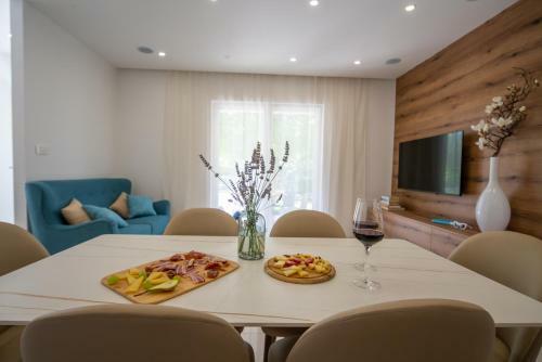 New! Luxury Garden Apartment