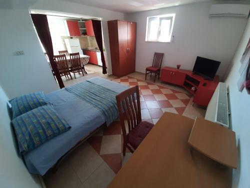 Spacious Apartment With Terrace Near The Beach