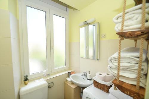 Central Apartment With Beautiful Sea View