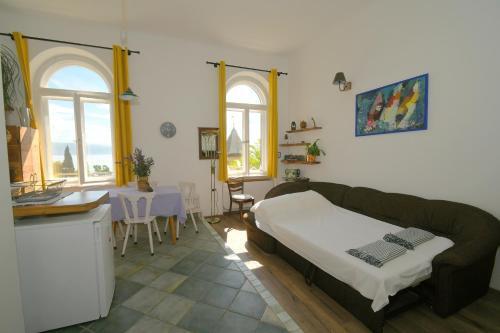 Central Apartment With Beautiful Sea View
