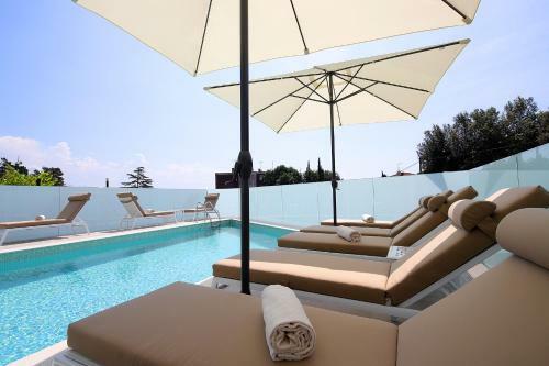 Designed Apartment With Swimming Pool Near The Beach