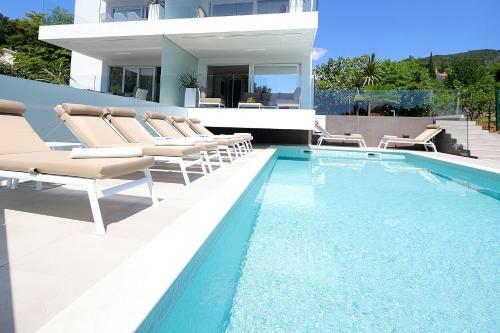 Designed Apartment With Swimming Pool Near The Beach