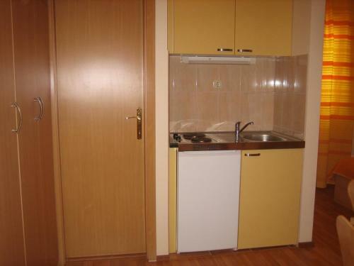 Apartments With Wifi Omis - 4654