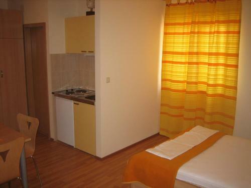 Apartments With Wifi Omis - 4654