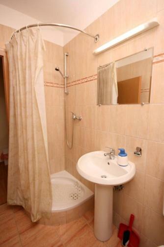 Apartments With Wifi Omis - 4654