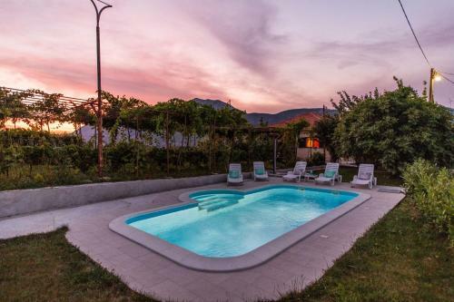 Villa Sunflower House With A Pool