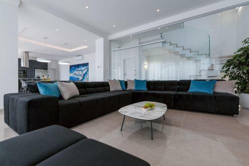 Luxurious Villa Ada; Hot Tub, Sauna, Gym, Pool
