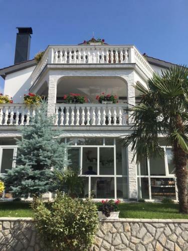 Zora's Apartments