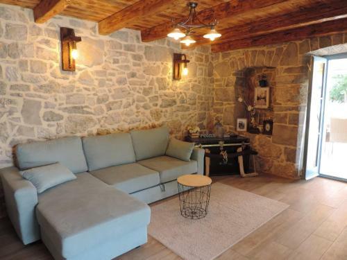Three Bedroom Stone Villa Lusa With A Pool