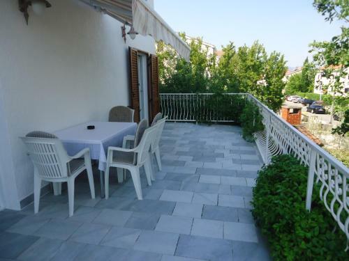 Apartments White & Green In Malinska