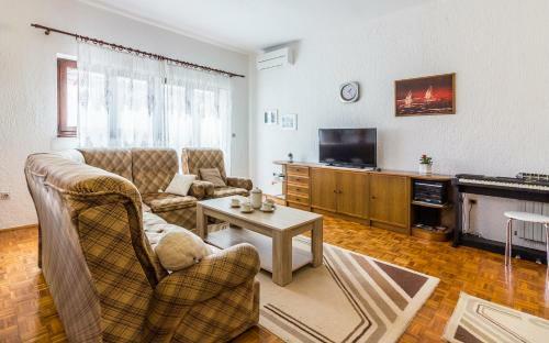 Three-bedroom Apartment Meden