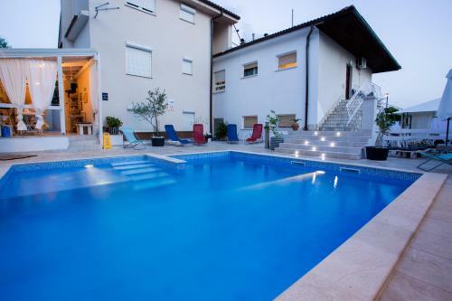 Family Apartments ?vob With Pool