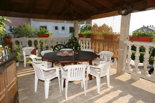 Apartments With A Parking Space Novi Vinodolski - 5529