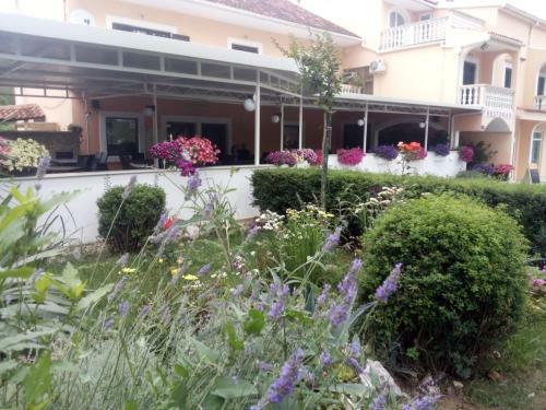 Hostal Pansion Restoran Marin