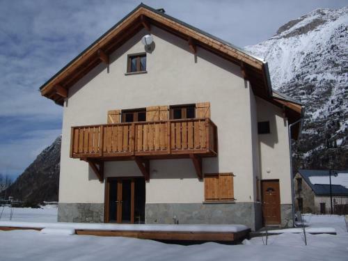 Modern Chalet With Swimming Pool And Sauna In Venosc