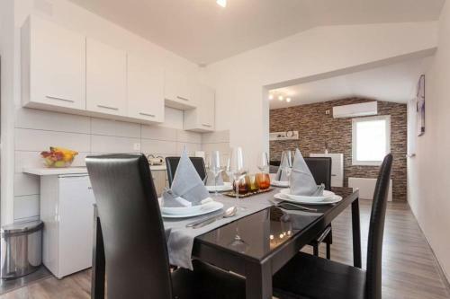 Apartments Lovri?